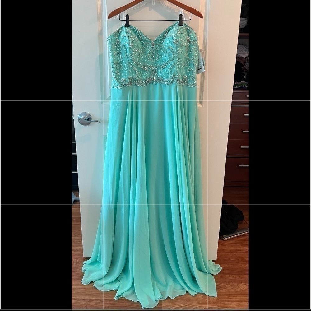 Alyce Paris 60045 Sweetheart-Neck Prom Dress
Color: Mint / Silver
Size: 22